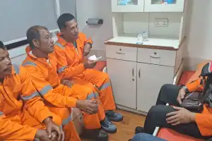 Nelayan Aceh yang Ditemukan Mengapung 14 Hari di Laut Dievakuasi ke Ulee Lheue