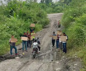Jalan tak Kunjung Diperbaiki, Reje Kampung Samar Kilang Gelar Aksi Protes