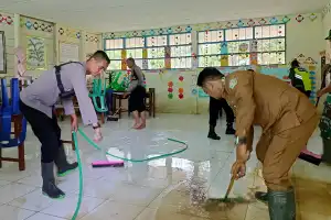 Muspika Padang Tiji Meuseuraya Bersihkan Sekolah Pasca Banjir
