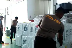 Polisi Aceh Singkil Kawal Distribusi Logistik Pemilu ke Pulau Terluar