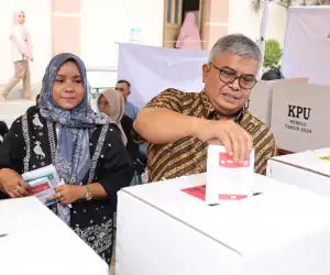 Nyoblos di TPS Gampong Pineung, Sekda Aceh: Insya Allah Pemilu Lancar dan Aman