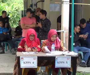 Meriahkan Pemilu 2024, Petugas KPPS di Aceh Barat Pakai Baju Adat