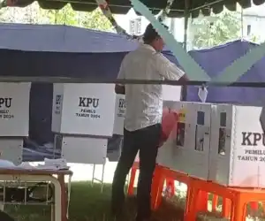 Viral, Aksi Pria di Pijay Bawa Surat Suara Pakai Kantong Kresek saat Mencoblos