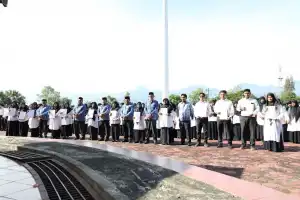 Pj Bupati Aceh Besar Serahkan Perpanjangan SK Guru Kontrak dan PPPK