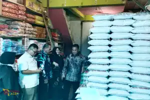 Pj Bupati Aceh Tamiang Tinjau Lonjakan Harga Beras di Pasar Kualasimpang