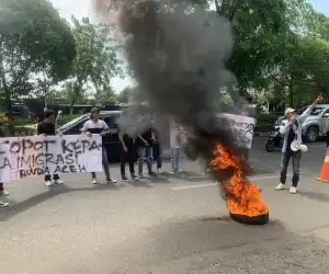 Belasan Mahasiswa Demo Kemenkumham Aceh Minta Deportasi Warga Bangladesh