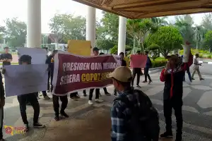 Diduga Kongkalikong Terkait Tarik Ulur Pengesahan APBA, KPMA Minta Sekda Aceh Dicopot