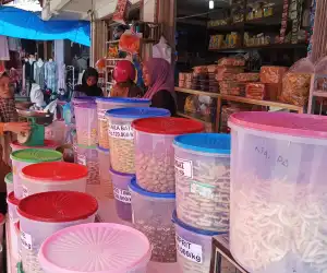 Jelang Lebaran, Pedagang Kue di Beureunuen Ramai Pembeli