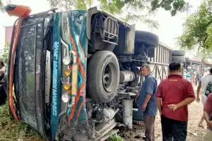 Diduga Akibat Menghindari Kucing, Bus Terbalik di Tikungan Krueng Mane