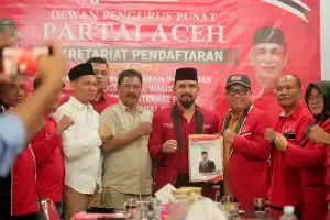 Iskandar Usman Antar Berkas Maju Bacabup Aceh Timur ke DPP PA