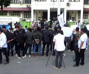 Massa Wangsa Desak Pemerintah Cabut Izin Alfamart dan Indomaret