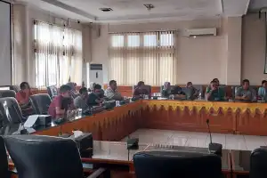 Puluhan Pedagang PBU Meulaboh Datangi Kantor DPRK Aceh Barat