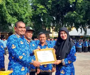 Kemenag Aceh Besar Serahkan Penghargaan untuk Penyuluh dan Pustakawan Berprestasi�