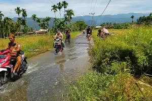 Warga Kutambaru Agara Keluhkan Jalan Rusak Penuh Kubangan Air
