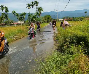 Warga Kutambaru Agara Keluhkan Jalan Rusak Penuh Kubangan Air