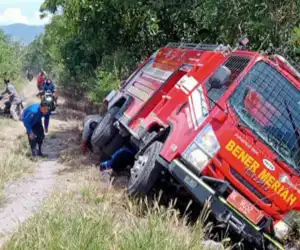 Hendak Padamkan Kebakaran Lahan, Satu Unit Damkar Bener Meriah Terperosok