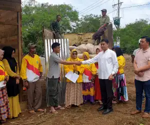 Swadaya Bangun Ruang Kelas SDN Sepeden, Warga: Kami tidak Ingin Anak-anak Kembali Diusir
