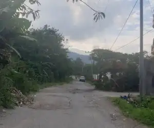 Warga Kecamatan Bandar Keluhkan Kondisi Jalan Rusak