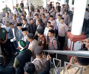 Kader HMI Unjuk Rasa di Gedung DPRK Abdya