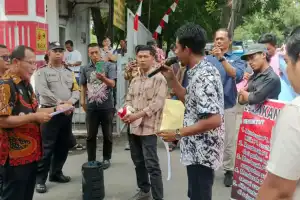 Puluhan Mahasiswa dan Pemuda Aceh Singkil Unjuk Rasa di PT Socfindo Medan