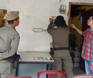 Satpol PP Sosialisasi Larangan Rokok Ilegal ke Pedagang di Aceh Barat