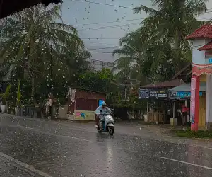 BMKG Imbau Warga Hati-hati saat Beraktivitas di Luar Rumah