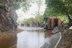 Truk CPO Terbalik di Gunung Geurute, Jalur Lintas Barat Ditutup Sementara