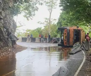Truk CPO Terbalik di Gunung Geurute, Jalur Lintas Barat Ditutup Sementara