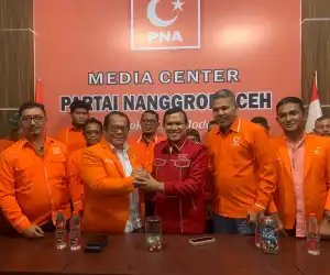 Dek Fad Pakai Baju Partai Aceh saat Datangi Kantor PNA