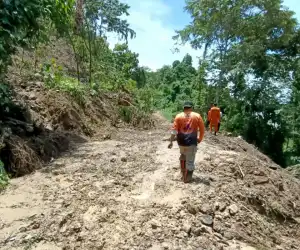 Longsor Timbun Akses Jalan Utama, Warga Pedalaman Aceh Tamiang Nyeberang Sungai Naik Getek