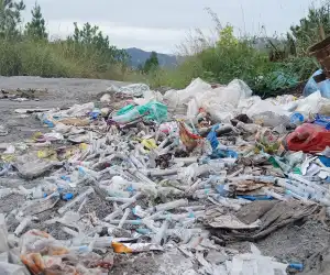 Warga Bener Meriah Temukan Limbah Medis Berserakan di Pinggir Jalan