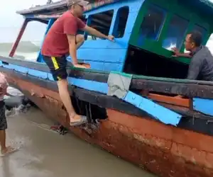 Dua Unit Boat Nelayan Aceh Singkil Rusak Dihajar Ombak