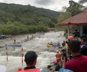 Hari Terakhir, Ramai Warga Saksikan Pertandingan Arung Jeram PON XXI di Sungai Mamas