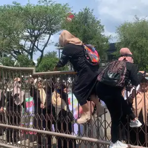 Pasukan Emak-emak Nekat Panjat Pagar DPRA