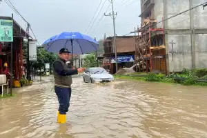 Darmansah Tinjau Jalan Berlubang di Depan Masjid Agung Abdya