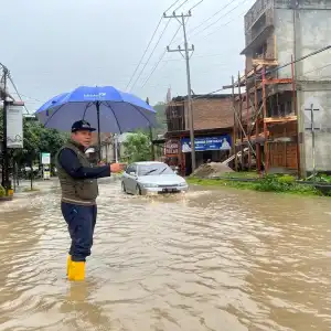 Darmansah Tinjau Jalan Berlubang di Depan Masjid Agung Abdya