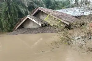 Korban Banjir di Langkahan Butuh Bantuan Air Bersih dan Makanan