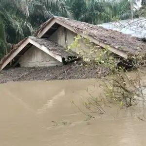 Korban Banjir di Langkahan Butuh Bantuan Air Bersih dan Makanan