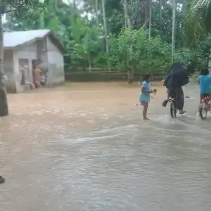 Luapan Air Sungai Genangi Halaman Rumah Warga di Abdya