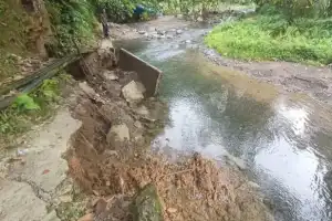 Tebing Pengaman Irigasi Panto Tungku di Abdya Ambruk