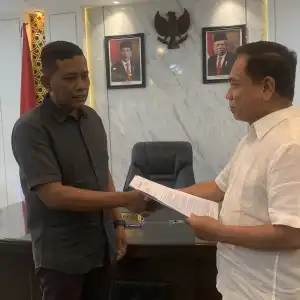 Irwandi Serahkan Dokumen PAW Tiyong dan Fahlevi ke Ketua DPRA