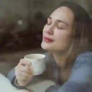 Luna Maya Cari Tukang Pijat, Digaji Rp 25 Juta