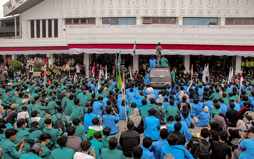 Edisi Tertinggal: Aksi Tolak Revisi UU Pilkada dari Balik Lensa