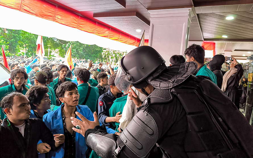 Edisi Tertinggal: Aksi Tolak Revisi UU Pilkada dari Balik Lensa