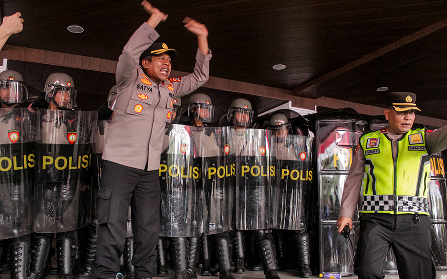 Edisi Tertinggal: Aksi Tolak Revisi UU Pilkada dari Balik Lensa