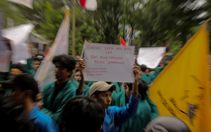 Edisi Tertinggal: Aksi Tolak Revisi UU Pilkada dari Balik Lensa