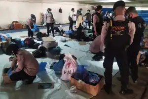 Geledah Barang Rohingya, Personel Polresta Banda Aceh Amankan 15 Unit Handphone