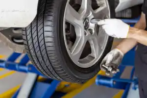 Tips Tepat Bongkar Pasang Ban Mobil