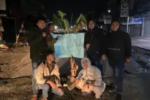 Aksi Tanam Pohon Pisang di Jalan Lintang Takengon Dilakukan Eks Ketua HMI