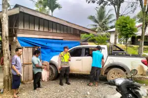 Mobil Ditumpangi WNA Vietnam Tabrak Rumah Warga di Aceh Barat